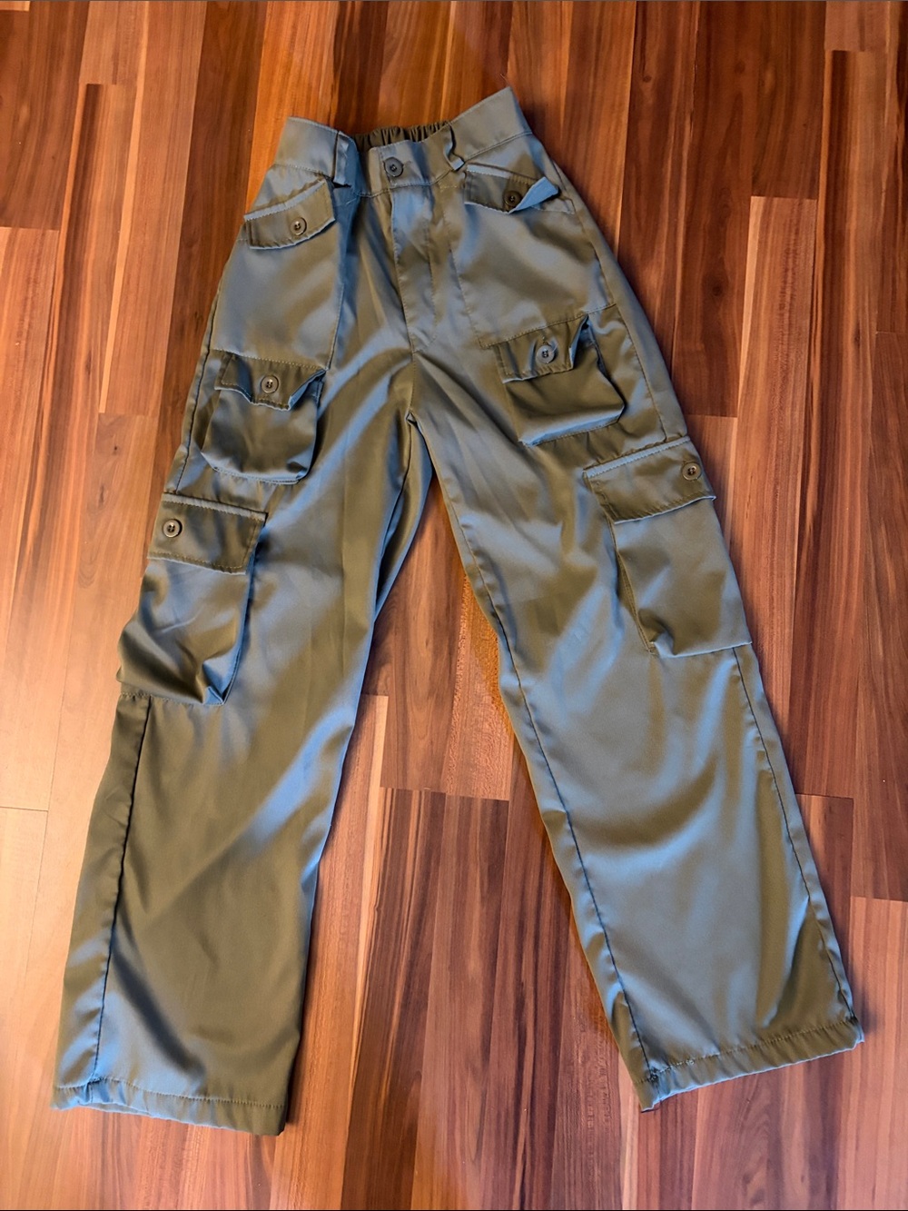 Junior Girls size 2 Olive Green Cargo Pants with Multiple Pockets wide leg